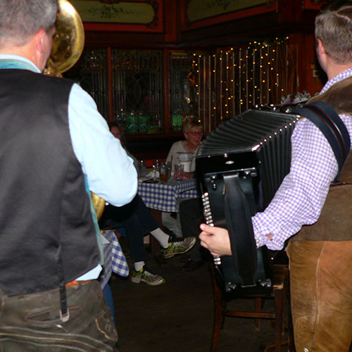 Eric and Jim serenade the dining crowd!